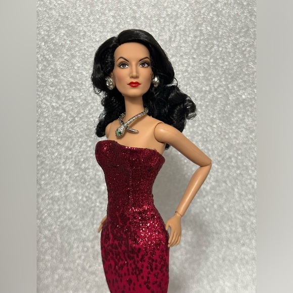 💎 BARBIE MARIA FELIX DOLL SIGNATURE, RED DRESS WITH SNAKE JEWELRY. - Picture 8 of 10